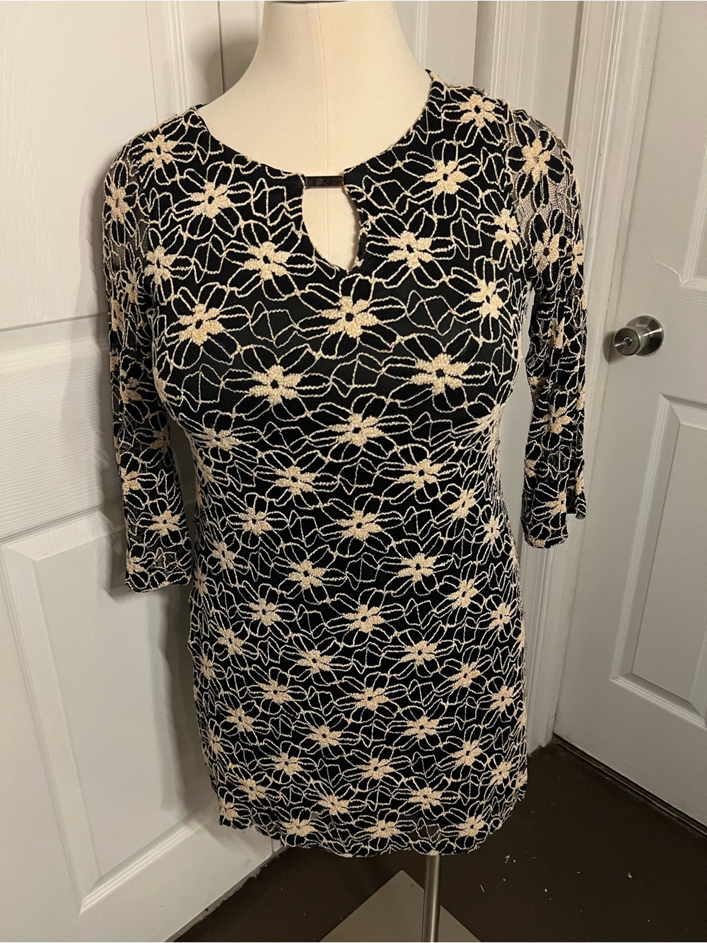 Black & Cream Floral Lace Sheath Dress - Women size PL
